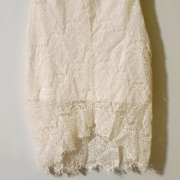 #024  Off white fitted lace dress - Picture 4 of 10